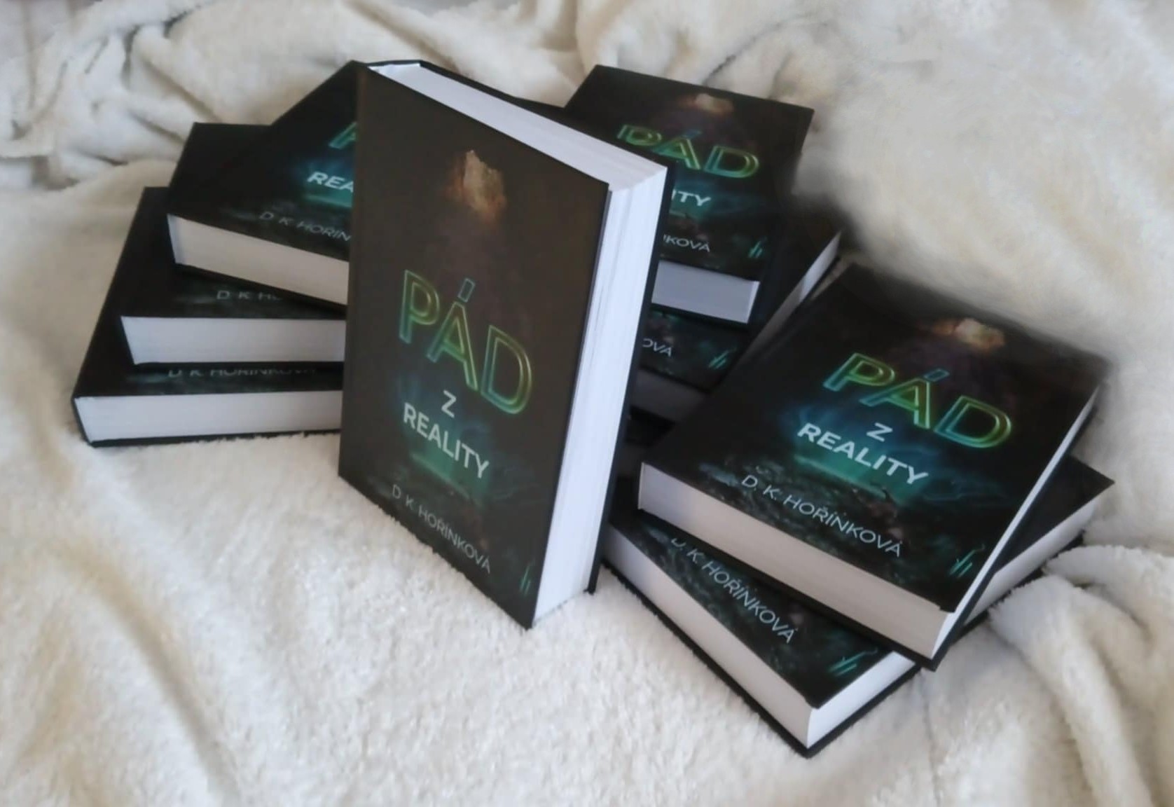 kniha PÁD Z REALITY, román, sci-fi, detektivka, 560 stran